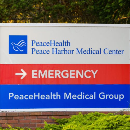 PeaceHealth и ApolloMD: в Oregon разгорается спор вокруг замены врачей в отделениях неотложной помощи
